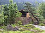 温泉を囲む日本庭園